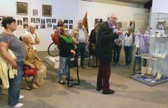 Guntram Vater nimmt die Besucher der Ausstellung auf eine Zeitreise in die fünfziger Jahre mit.
